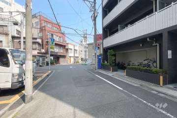 敷地西側の前面道路（南側から）