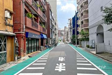 敷地の南側前面道路（西側から）