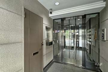 エントランスはオートロック付きです。