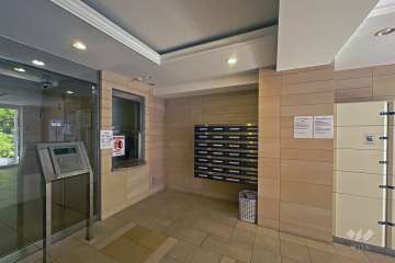 エントランスはオートロック付きです。