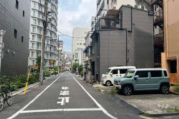 敷地西側の前面道路