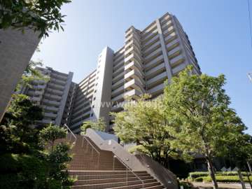 コスモシティ住吉川公園Ａ棟の外観（北東側から）