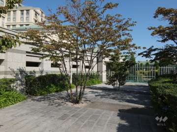 メインオフィス棟へのアプローチ