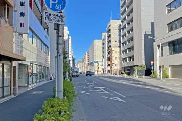 敷地の東側前面道路は清洲橋通りです（南側から）。