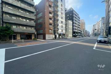 敷地西側の前面道路