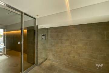 エントランスはオートロック付きです。