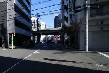 敷地南側の前面道路(東側から)