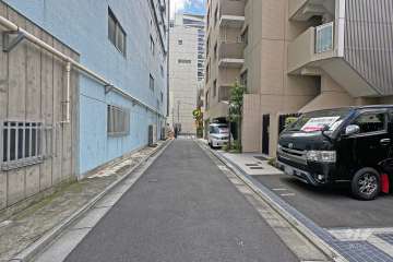 敷地の東側前面道路（北側から）