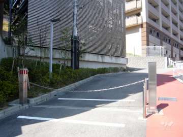 駐車場出入り口にはロボットゲートが付いています。