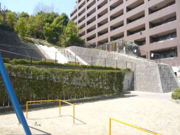 敷地に隣接して公園があります。