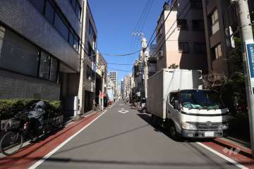 敷地西側の前面道路(南側から)