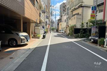 敷地北東側の前面道路（北西側から）
