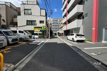 敷地南西側の前面道路（南東側から）