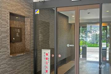 エントランスはオートロック付きです。