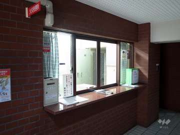 エントランスホールには管理人室があります。