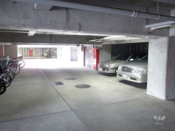 敷地内駐車場（屋内平面式）と駐輪場