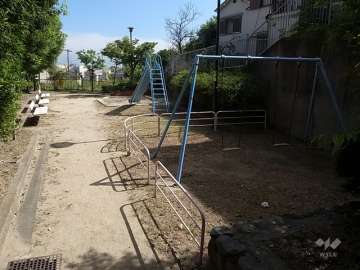 敷地に隣接する小さな公園