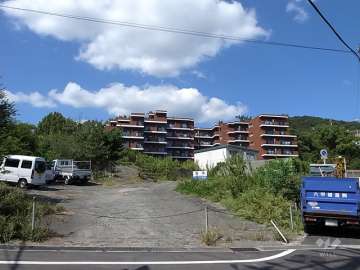 フローラハイツ岡本の遠景。山手の閑静な住宅街です。