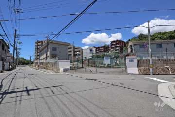 フローラハイツ岡本の遠景。周辺は街路が広く日当りの良い住宅地です。