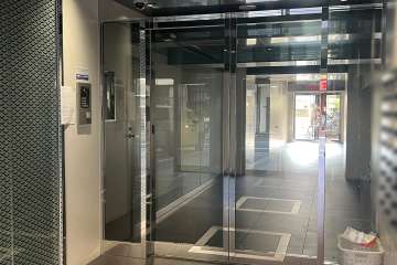 エントランスはオートロック付きです。