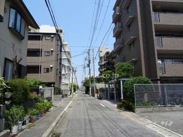 敷地北側の前面道路