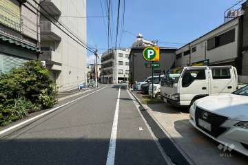 敷地南側の前面道路（西側から）