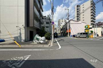 敷地東側の前面道路（南側から）