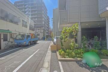 敷地の東側前面道路（北側から）