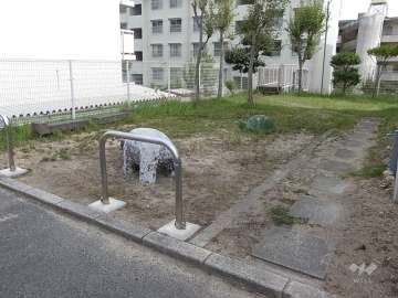 敷地に隣接する小さな公園