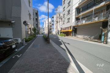 敷地の北側前面道路（東側から）