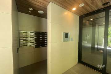 エントランスはオートロック付きです。