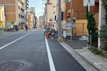 敷地北東側の前面道路（北西側から）
