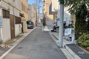 敷地南西側の前面道路（南東側から）