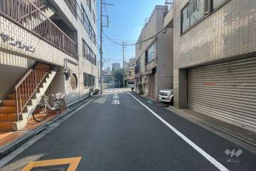 敷地西側の前面道路（北側から）