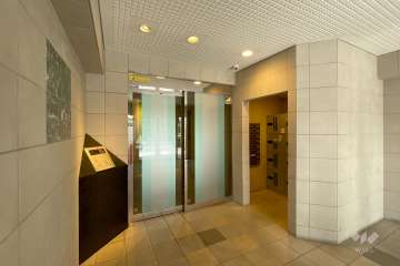 エントランスはオートロック付きです。