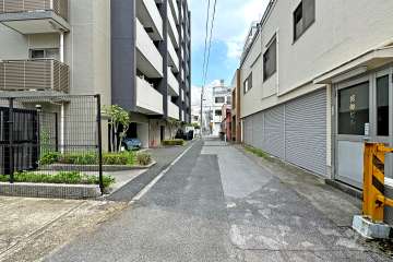 敷地の南東側前面道路（南西側から）