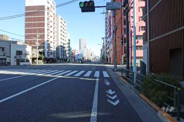 敷地北側の前面道路（西側から）