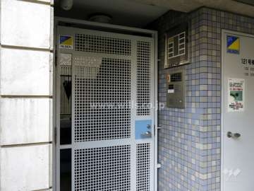 エントランスはオートロック付きです。