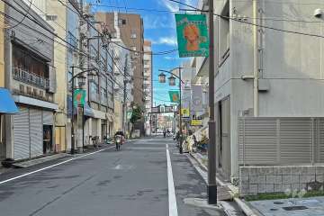 敷地の西側前面道路は「よみせ通り」です（南側から）。