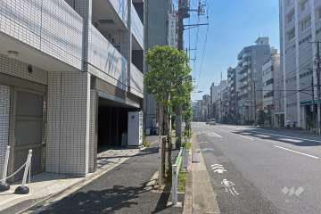 敷地の西側前面道路は馬道通りです（北側から）。