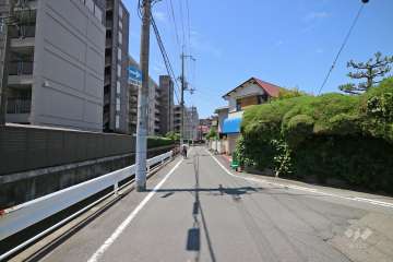 敷地北西側の前面道路（北東側から）
