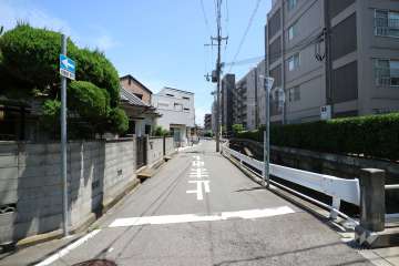 敷地北西側の前面道路（南西側から）