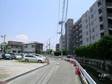 敷地の西側には水路が流れています。