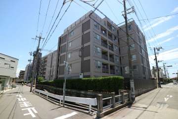 甲子園第8コーポラスの外観（西側から）手前がA棟、奥がＢ棟です。