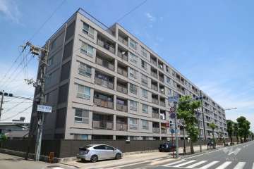 甲子園第8コーポラスの外観（南側から）手前がA棟、奥がＢ棟です。