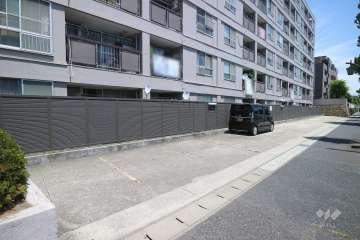 B棟側の敷地内駐車場（屋外平面式）