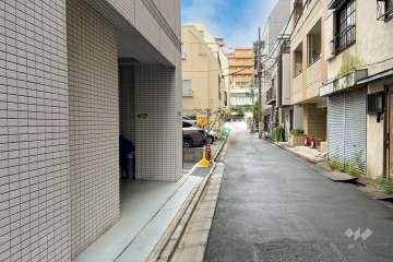 敷地東側の前面道路（南側から）