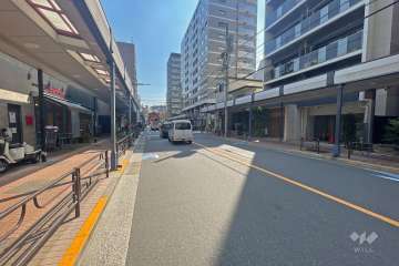 敷地東側の前面道路（北側から）