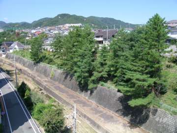 敷地の北側には白瀬川が流れています。
