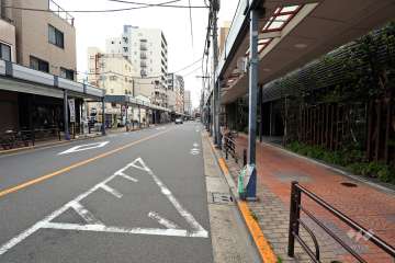 敷地南東側の前面道路（北東側から）